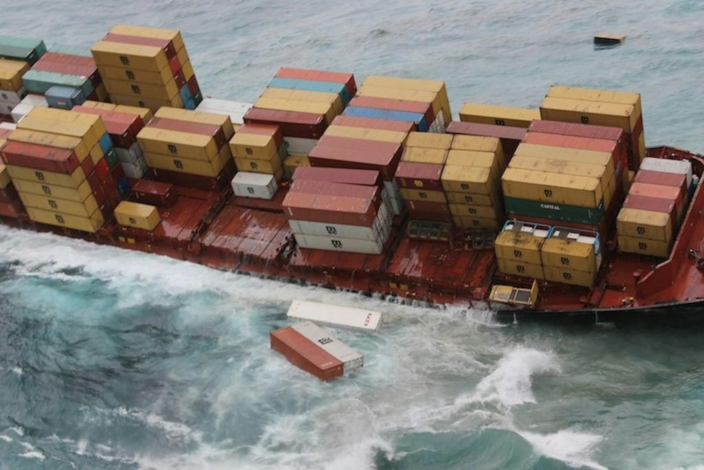 shipping containers falling off their ship at high sea 