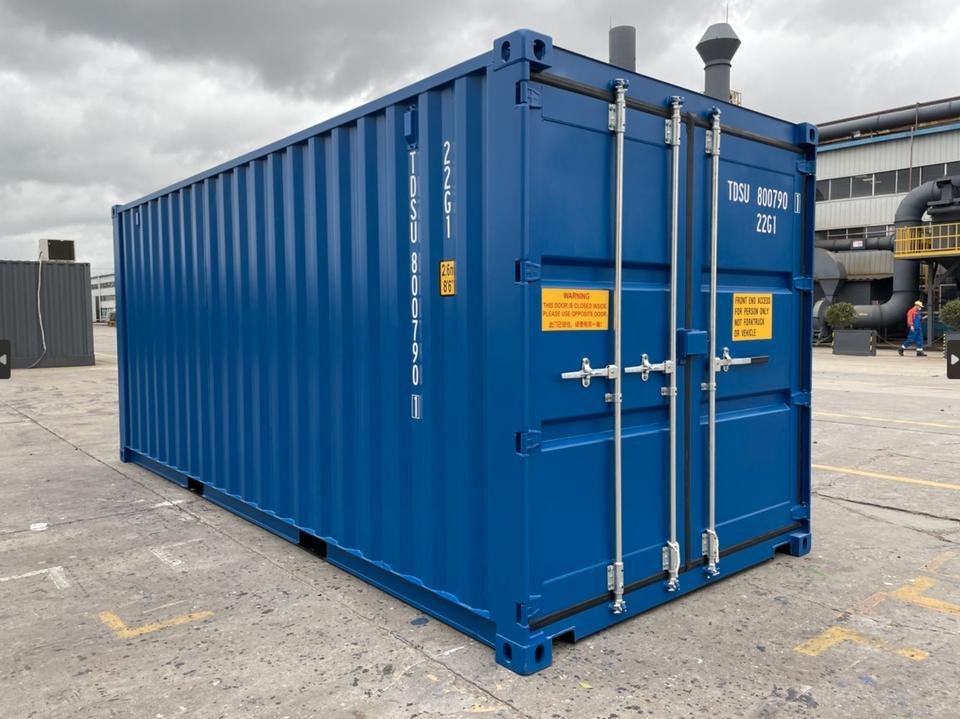 Comparison of 20-foot and 40-foot freight containers.