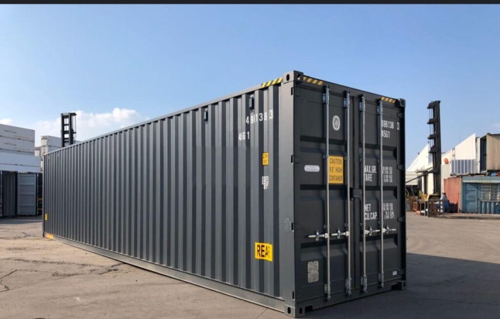 Comparison of 20-foot and 40-foot freight containers.